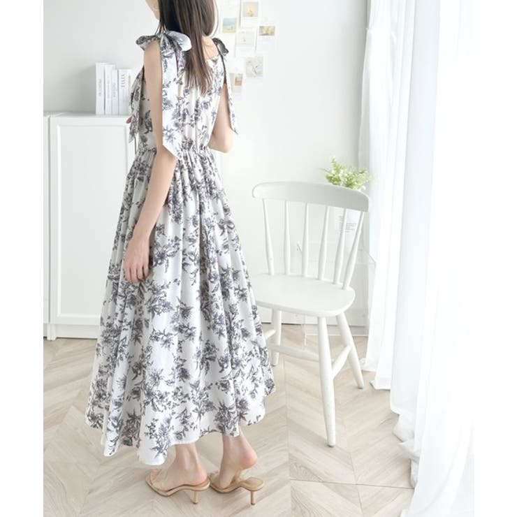 歩く度に揺れるショルダーリボンでパッと華やぐ。花柄肩リボン