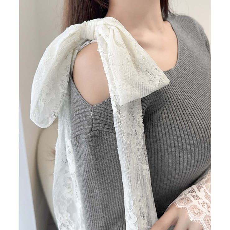 華やかリボンで映える◎レースリボン使いワンオフショルニット