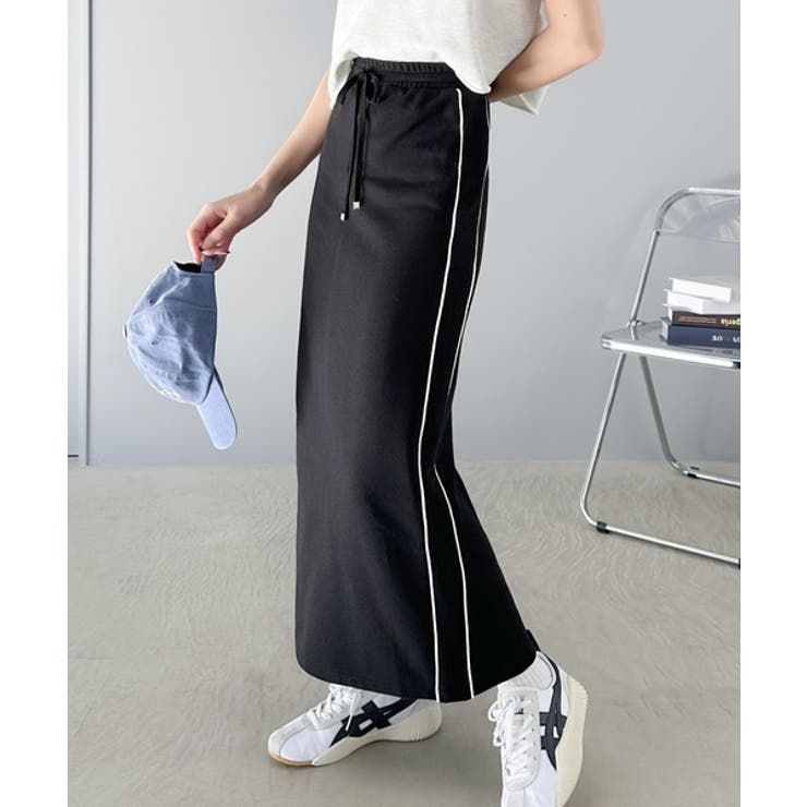 mily biletスポーティムードを楽しむ一着。サイドラインスウェット