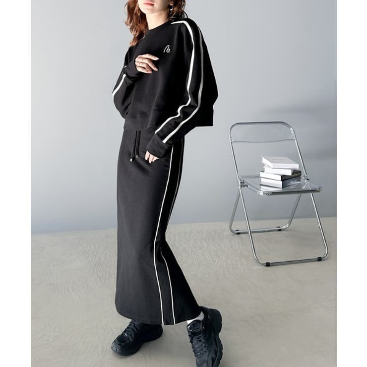 mily biletスポーティムードを楽しむ一着。サイドラインスウェット