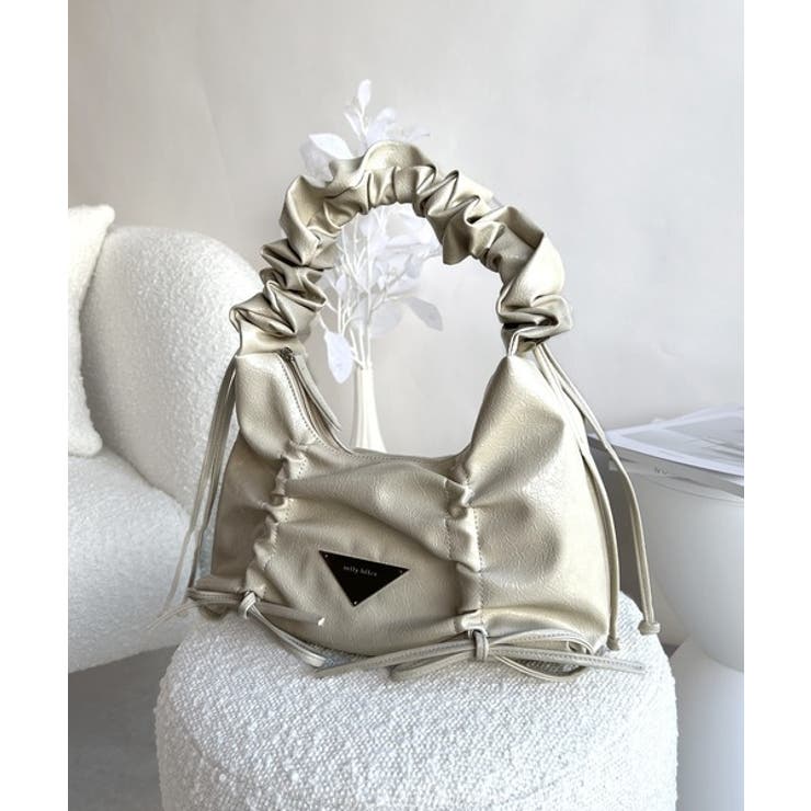 見た目以上の収納力。クラッキングエナメル2WAYドロスト