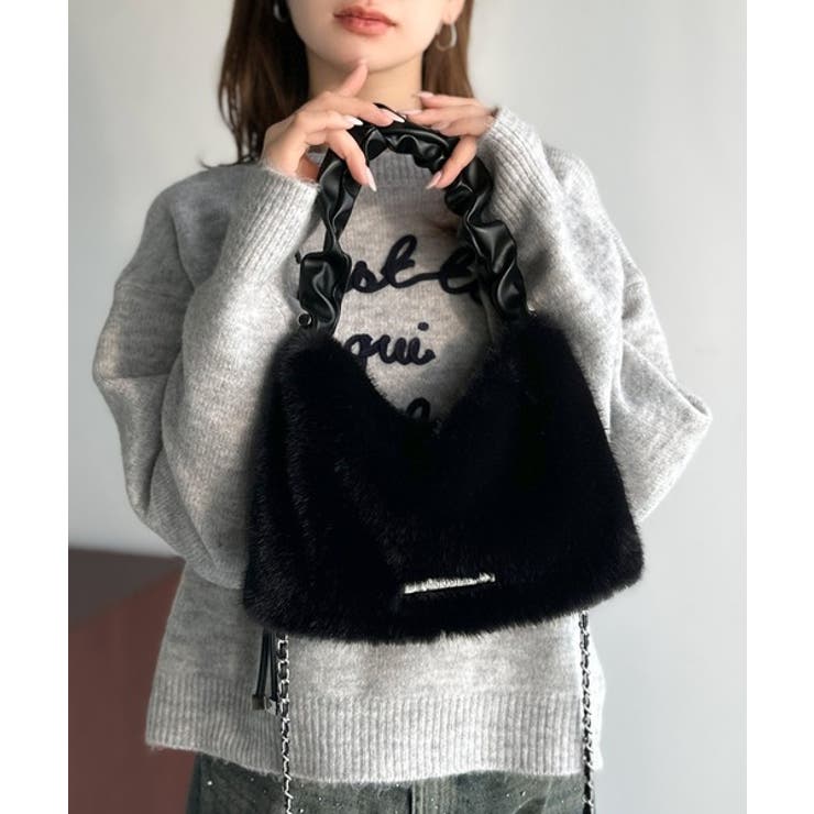 ブラック | ふんわり華やぎのアイテム。ロゴプレート使いボリュームファーバッグ | Classical Elf 