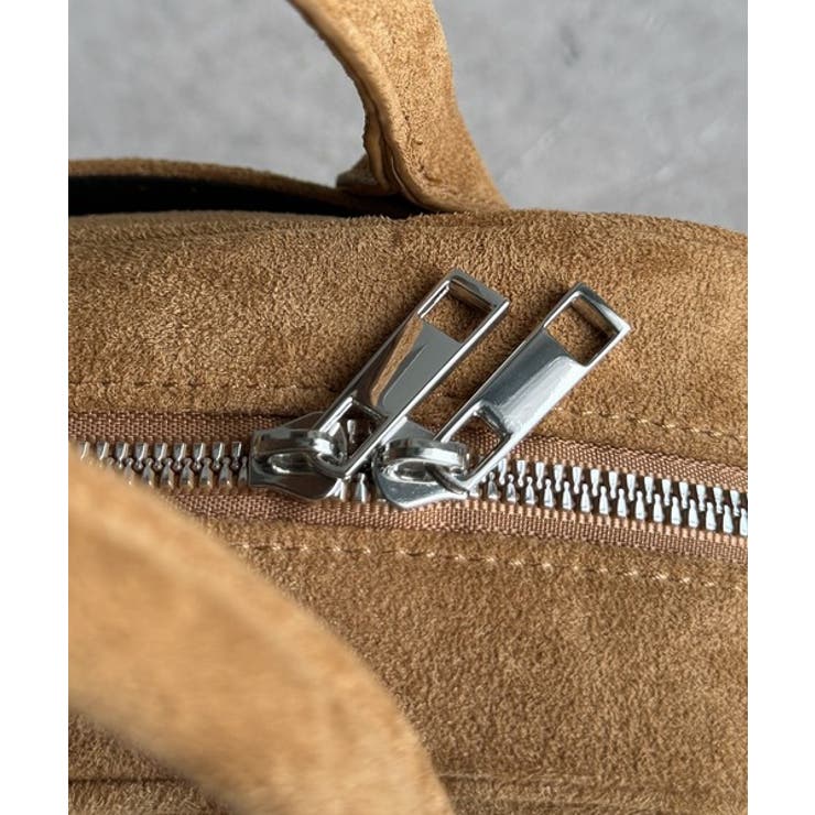 甘い見た目で実力派♪エンボスロゴスウェードライクミニボストン