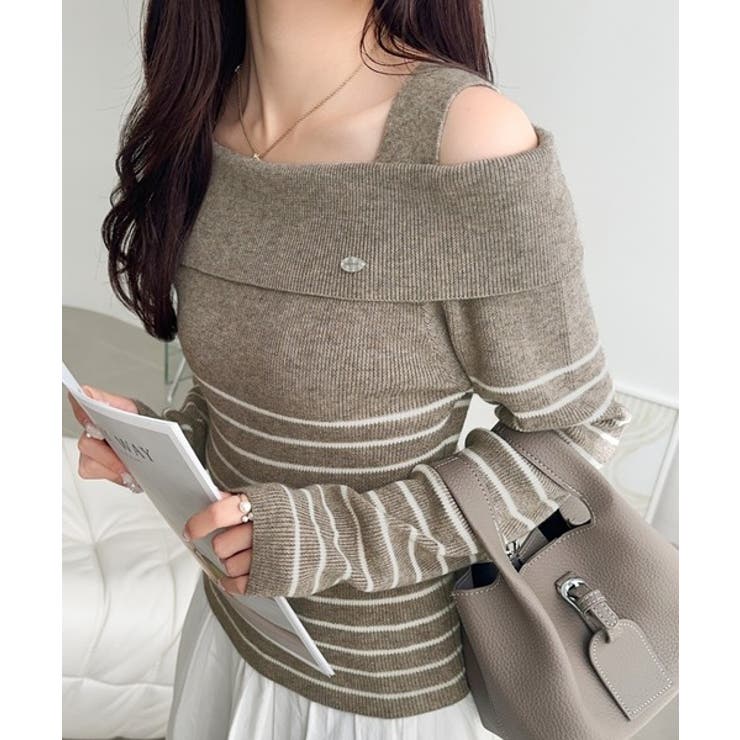 モカ | 【mily bilet】抜け感たっぷり大人の肌見せ。ワンオフショルアクセントボタ… | Classical Elf 