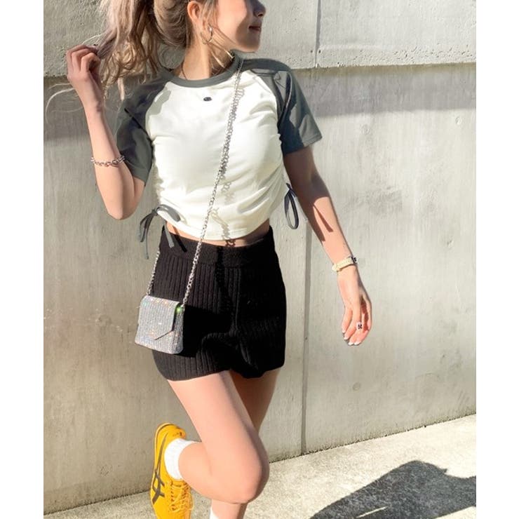 サイドの絞りが可愛いさプラス。プレート使いラグランTシャツ