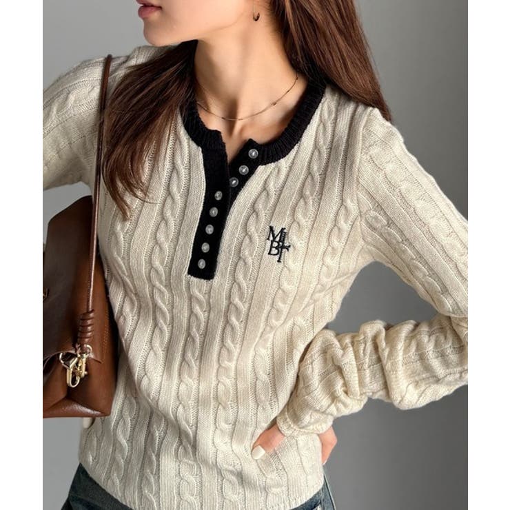 シンプル映える欲張りニット。胸刺繍多ボタン使い袖シャーリング