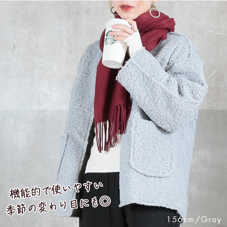 オーバーサイズでおしゃれなレディース向けボアコート。防寒に優れ、厚手のもこもことしたジャケットはカジュアルなスタイルにぴったり。ショートジャンパースタイルで、ノーカラーデザインと大きいサイズが特徴。送料無料で即納可能な冬のアウター商品です。