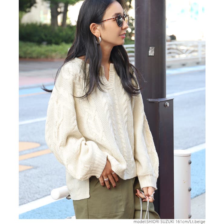 ケーブル編みバルーンスリーブキーネックニットトップス 鈴木詩織さん
