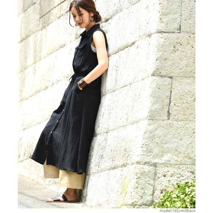 美品 ヨリ バックフリル サファリロングジャケット シャツワンピース カーキ パウダーツイルストレッチシャツワンピース｜BIGI online store