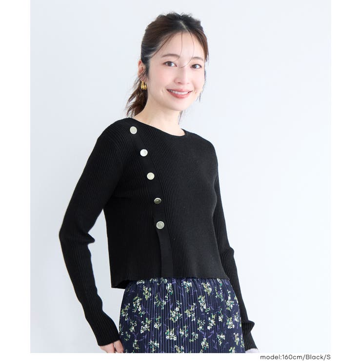 ［Black］ | 上品なゴールドボタンがアクセントのニットトップス | coca