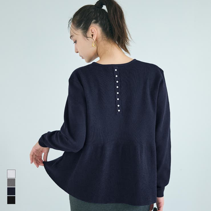 バックスタイルにさりげない華やかさを添える、パール付きフレアニットトップス | coca | 詳細画像1 