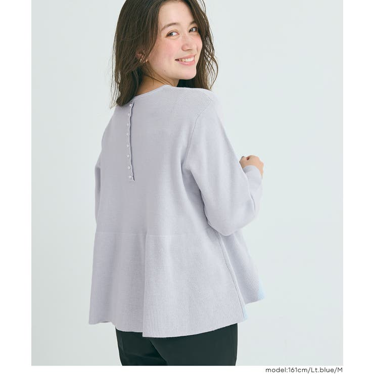 ［Lt.blue］ | バックスタイルにさりげない華やかさを添える、パール付きフレアニットトップス | coca