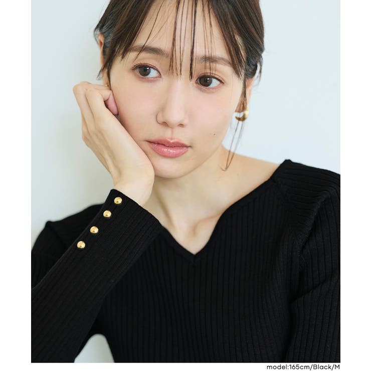 ［Black］ | ＼26aw新色登場／ハートネックと金ボタンで仕上げる。上品に映えるリブニット | coca