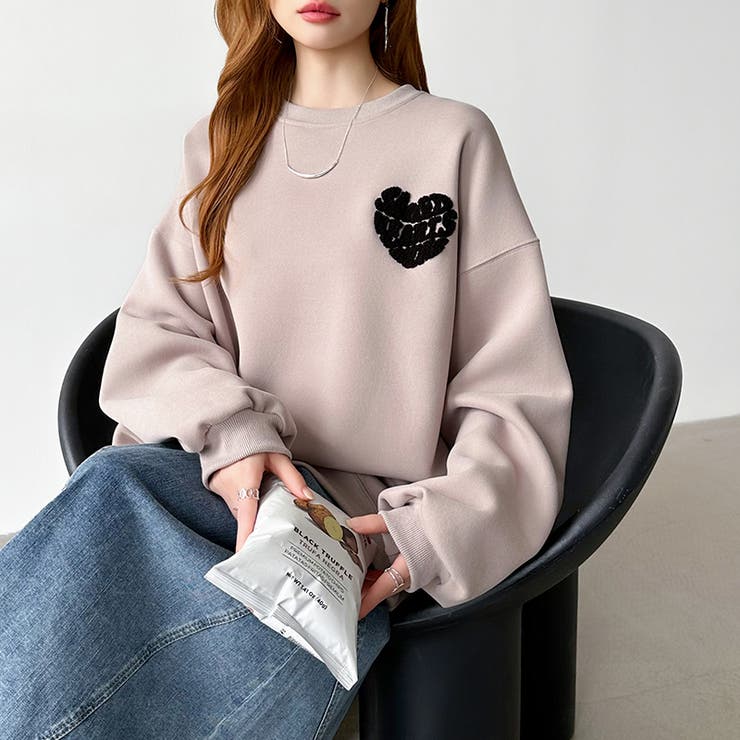 後ろ姿まで可愛い。サガラ刺繍ハートロゴトレーナー スウェット ロゴトレーナー | COCOMOMO | 詳細画像10 