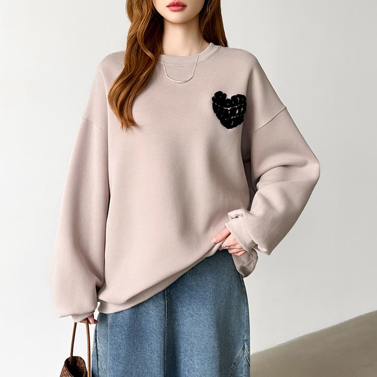 後ろ姿まで可愛い。サガラ刺繍ハートロゴトレーナー スウェット ロゴトレーナー | COCOMOMO | 詳細画像2 