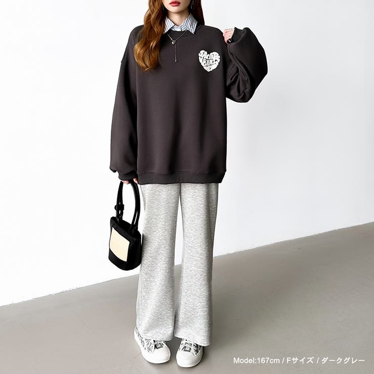 後ろ姿まで可愛い。サガラ刺繍ハートロゴトレーナー スウェット ロゴトレーナー | COCOMOMO | 詳細画像46 