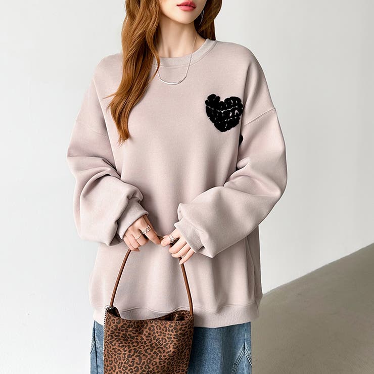 後ろ姿まで可愛い。サガラ刺繍ハートロゴトレーナー スウェット ロゴトレーナー | COCOMOMO | 詳細画像5 