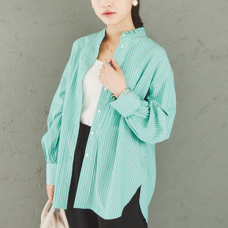 女性らしいレイヤードが楽しめる。フリルカラーピンタックシャツ