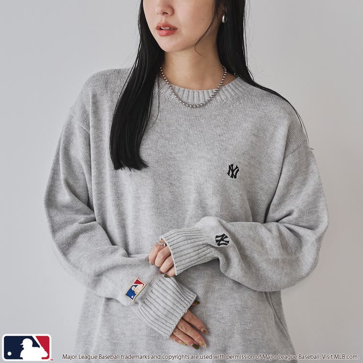 LT.GRAY | 【スポーティ×ガーリー好バランス】MLB別注ワンポイントロゴクルーネックニット | coen【women】