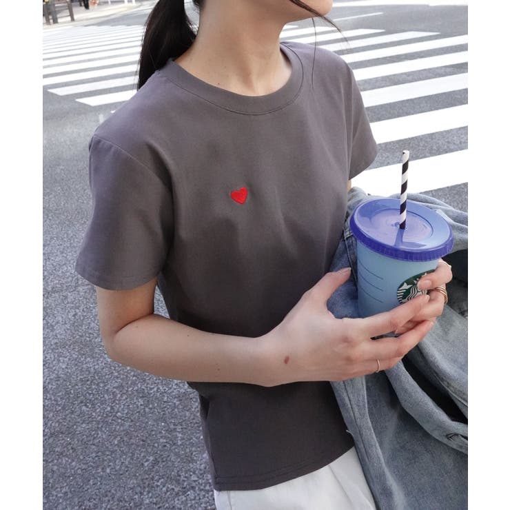 emis ハート刺繍 Tシャツ クリーム色 美香さんコラボ】ハート刺繍ロゴプリントTシャツ