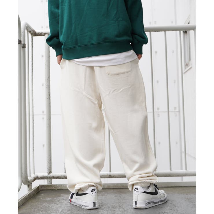 グレー スウェットパンツ 赤いパッチ 金色ロゴ グレー スウェットパンツ 赤いパッチ 金色ロゴ