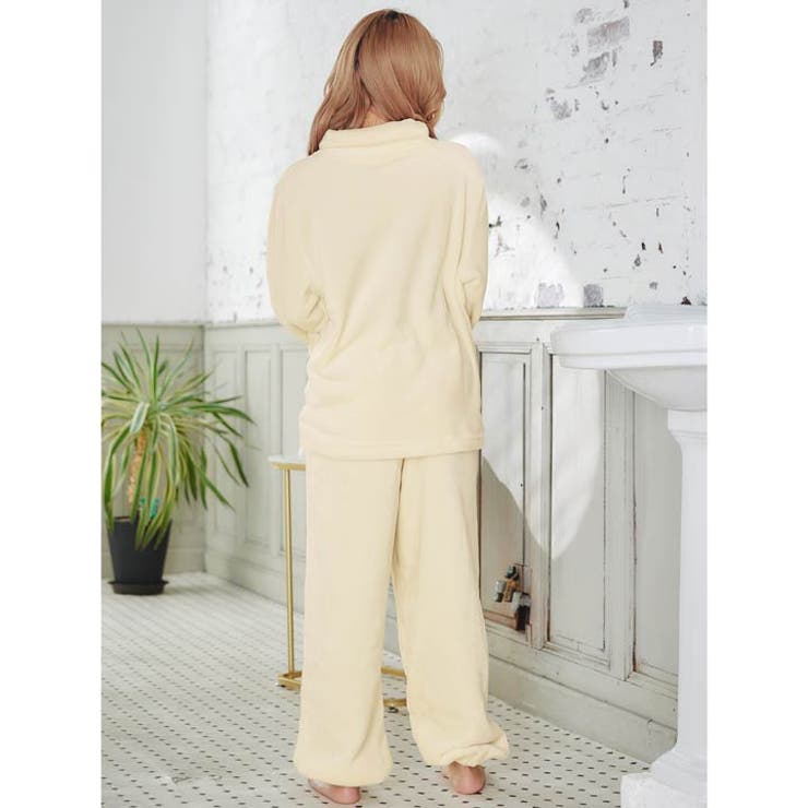 モコモコハイネックロゴトップス&パンツルームウェア | Dazzy | 詳細画像4 