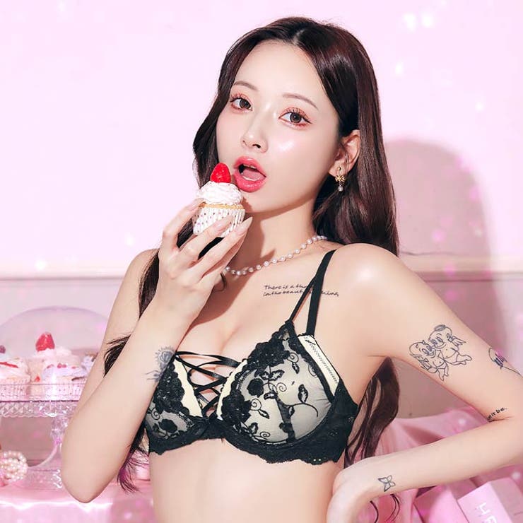 ノワールフラワーレースアップブラジャー&バック透けTバックショーツ | Dazzy | 詳細画像2 