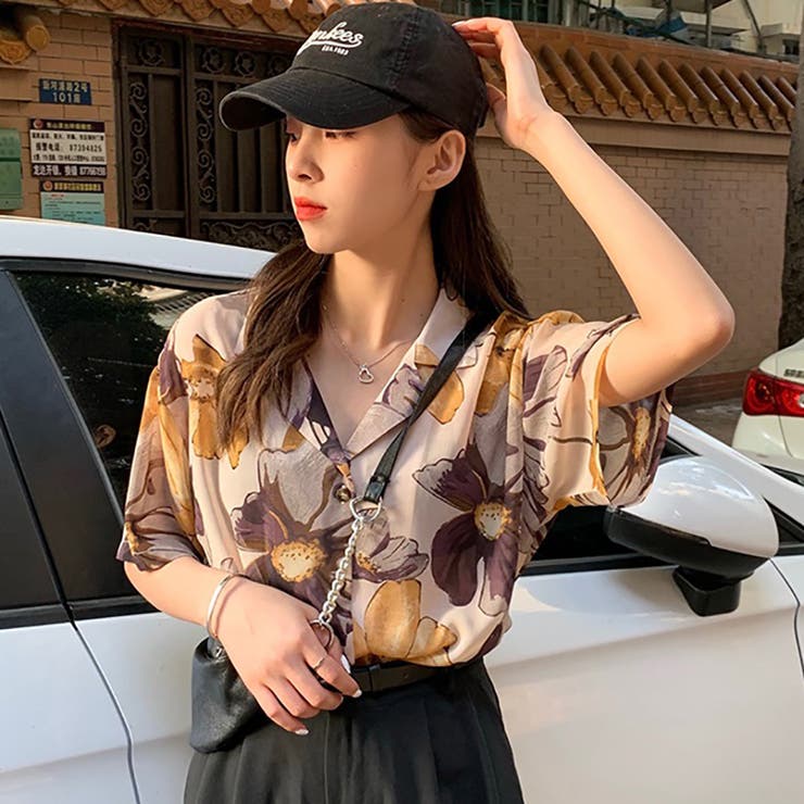 d.i.a フード付きゴールドプリントTシャツ 背中見せ d.i.a フード付きゴールドプリントTシャツ 背中見せ