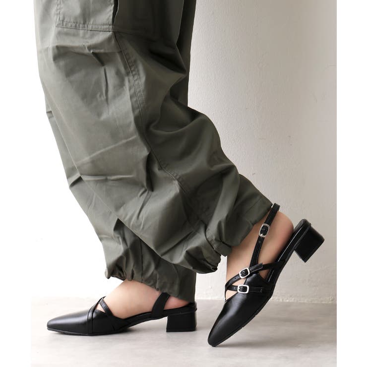 ブラック | 【25年秋冬新作】ポインテッドトゥ クロスデザイン ストラップパンプス | DEMETER