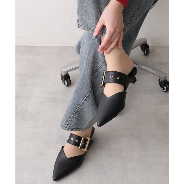ブラック | 【25年春夏新作】ポインテッドトゥ バックルベルト ミュールパンプス | DEMETER