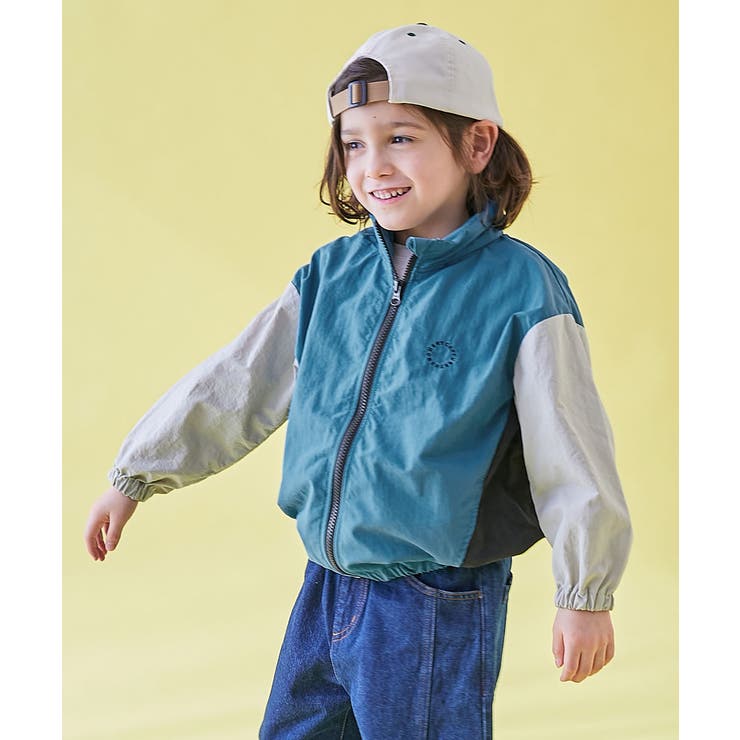 002-アッシュブルー-ブラック | 水はじく 撥水ナイロン フードが収納できるウインドブレーカー | devirock