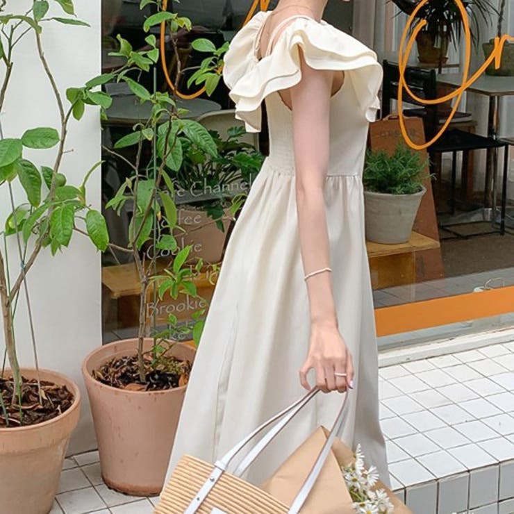 春夏のモテワンピ。フリルショルダーシフォンフレアロング