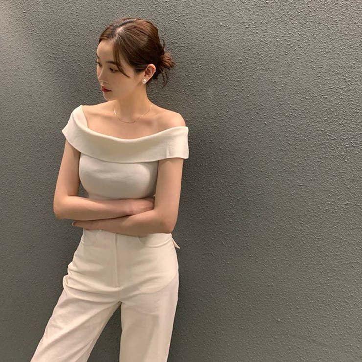 デコルテ魅せでお顔周り華やかに。オフショルニットトップス サマー