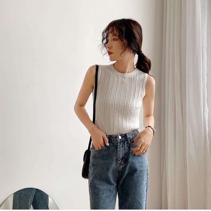 大人のこなれ感。クルーネックケーブルニットノースリーブ