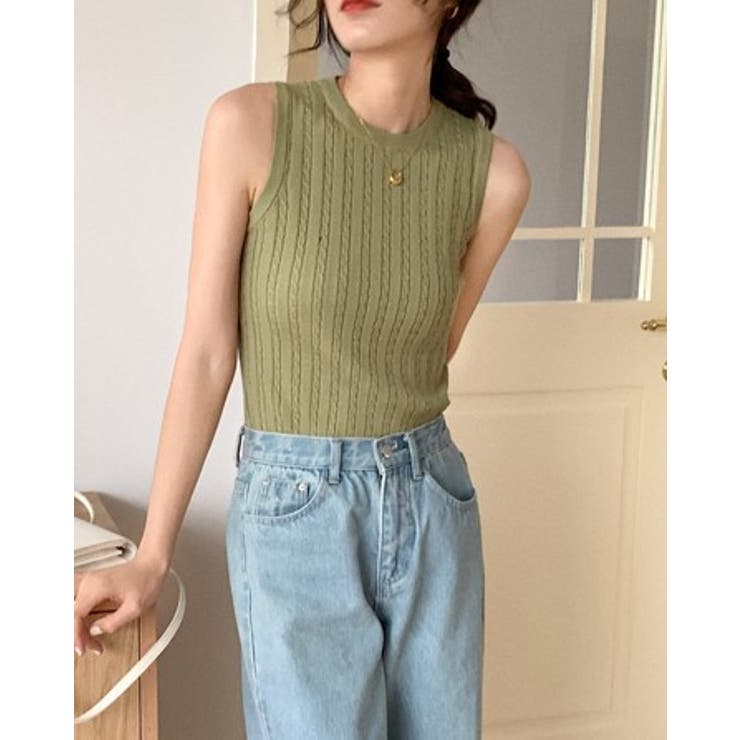 大人のこなれ感。クルーネックケーブルニットノースリーブ