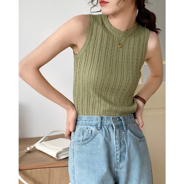 大人のこなれ感。クルーネックケーブルニットノースリーブ