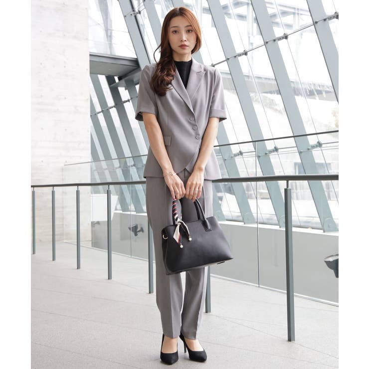 グレー | ボタンがアクセントのセットアップスーツ | DRESS+