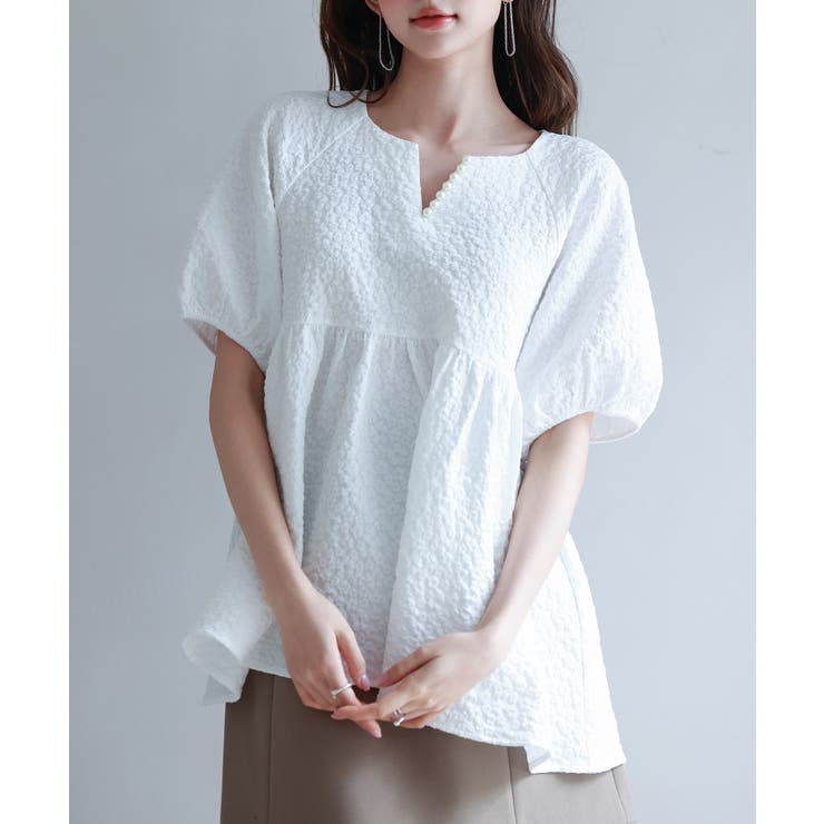 ホワイト | フクレジャガード生地キーネックブラウス | SAISON DE PAPILLON 