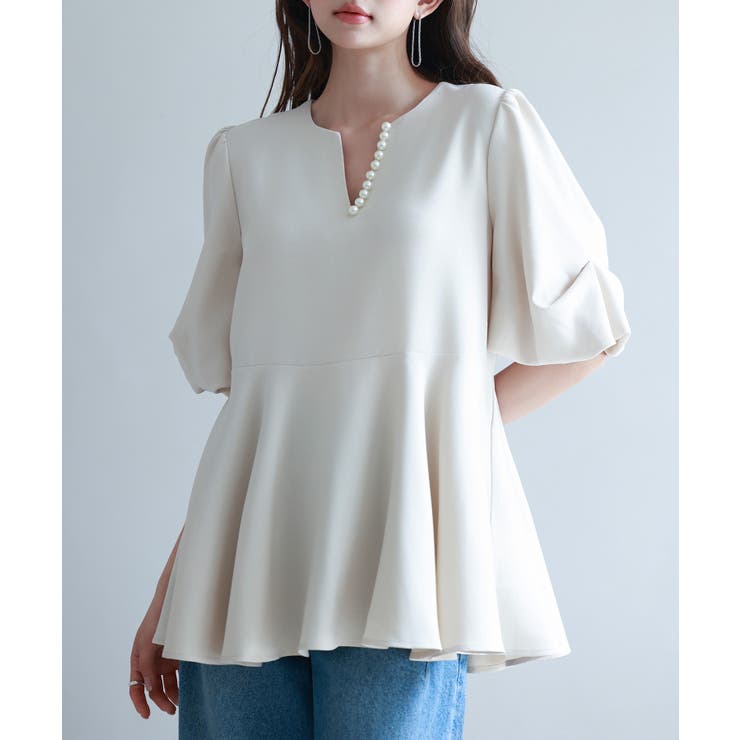 ベージュ | パール付きキーネックブラウス | SAISON DE PAPILLON 