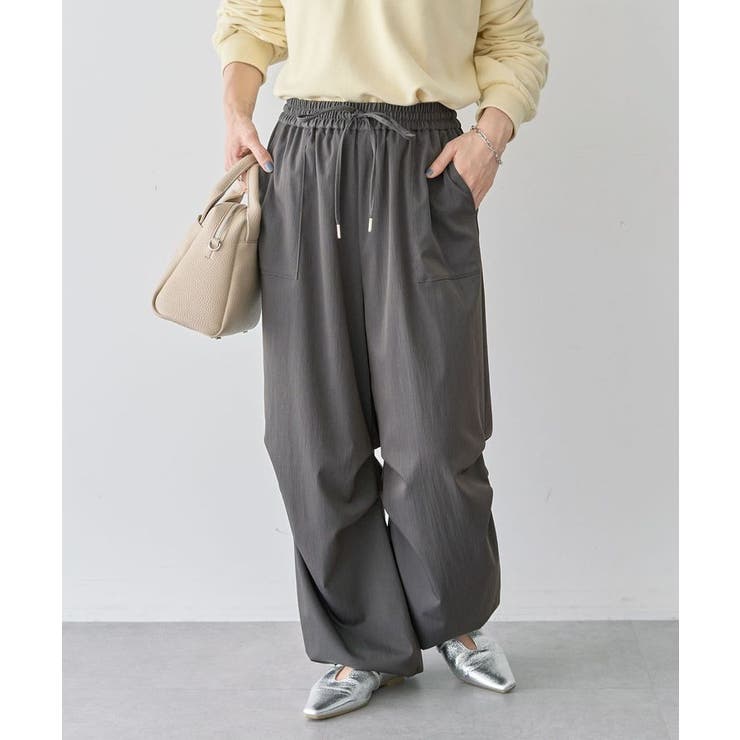 チャコールグレー | 表面感サテンタックパンツ | Green Parks 