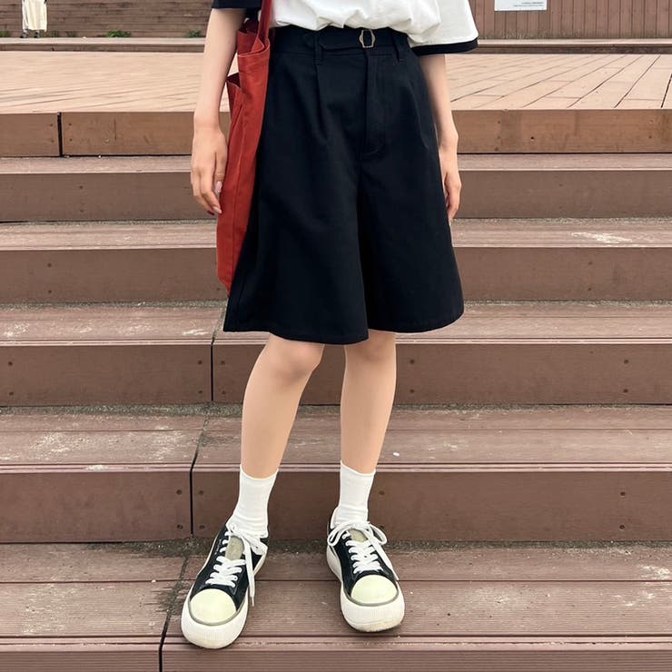 近年　美品　フェラガモ　コットンシルクハーフパンツ　タック　膝下丈　38M位　黒 marvelous by Pierrot パンツ フレア ミドル丈 タックデザイン