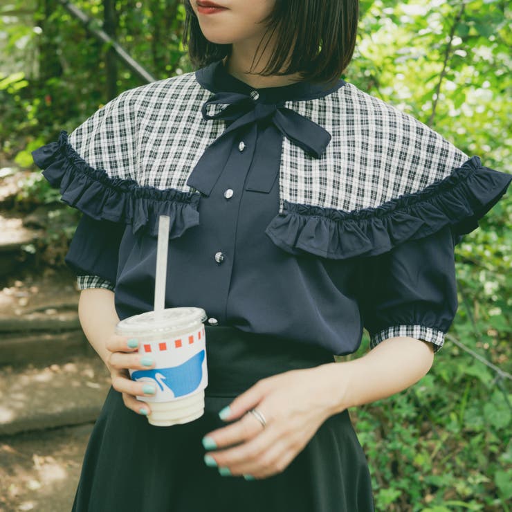 クティールとレトロ】ドローコード付き花柄フリルフードパーカー