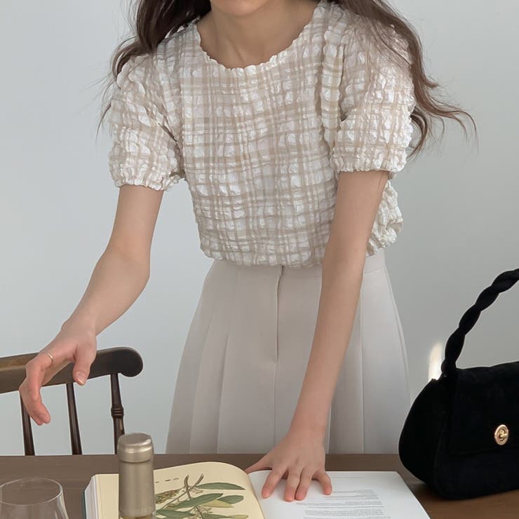 即、こなれ感。クルーネックくしゅくしゅチェックブラウス