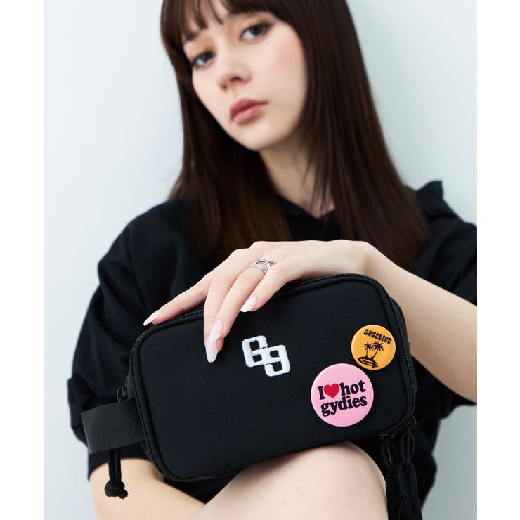 ブラック | GYDA(ジェイダ)スクエアポーチ 大容量 缶バッジ付き | ELGAES