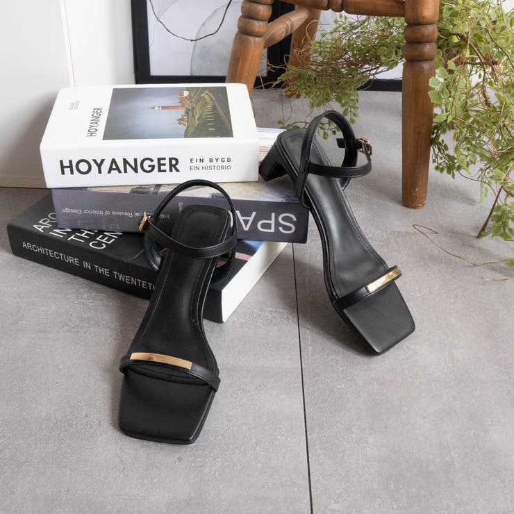 PUブラック | スクエアトゥメタルパーツストラップヒールサンダル | FABBY FABBY.