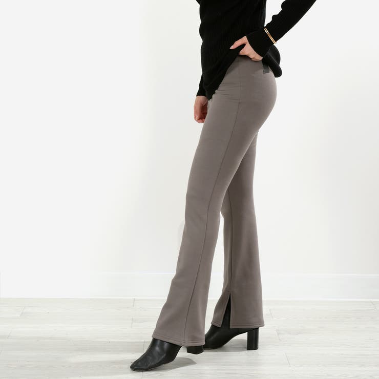 裏起毛フレアパンツ 裏起毛を感じさせないフィットフレアの美  