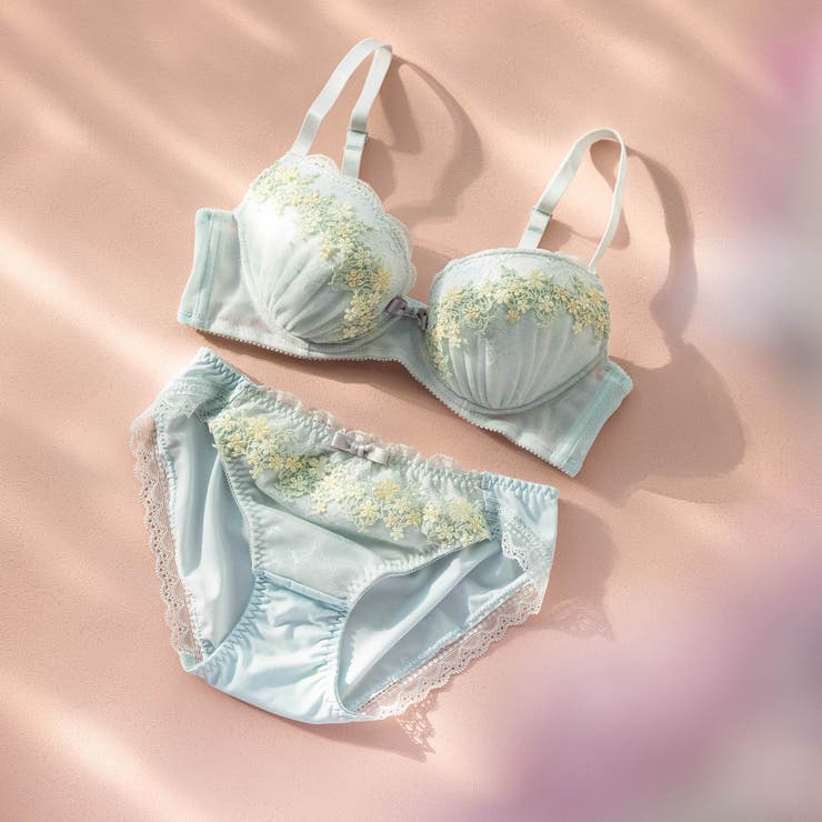 メロン | 可憐なフラワーレースのフェミニンランジェリーナチュラルバスト 「フラワークラウン | fran de lingerie
