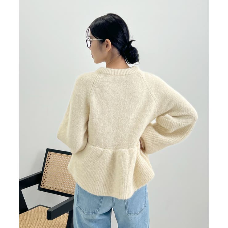ふんわり袖で可愛さUP。ボリューム袖ペプラムニットトップス | futier land | 詳細画像24 