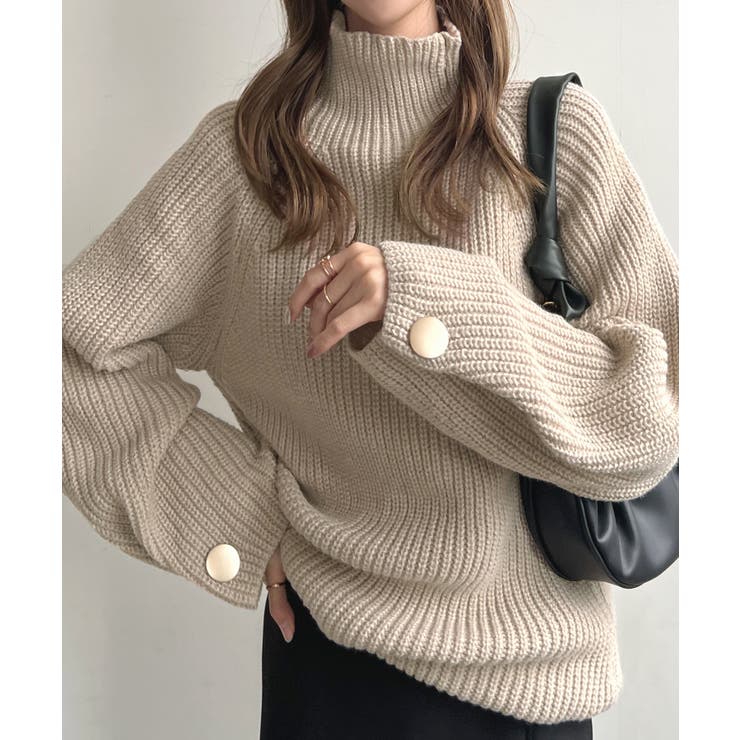 【新品·未使用】m,i,d, バックパールボタンハイネックリブニット BLUEEAST（ブルーイースト）の「袖パールボタンタートルネック