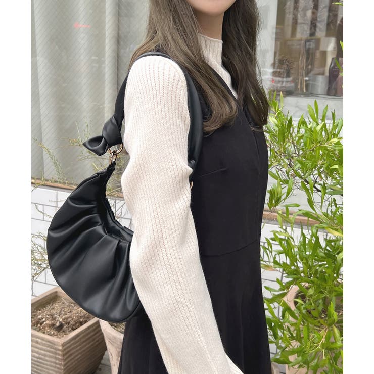 上品へ着こなす大人可愛さ。Vネックフレアワンピース[品番